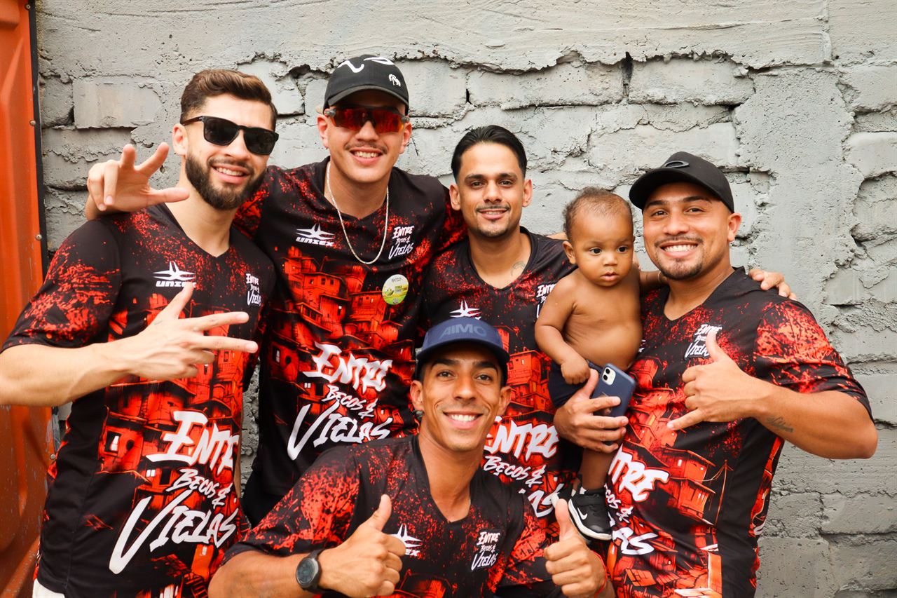 Equipe do Entre Becos e Vielas reunida, vestindo as camisetas do projeto.