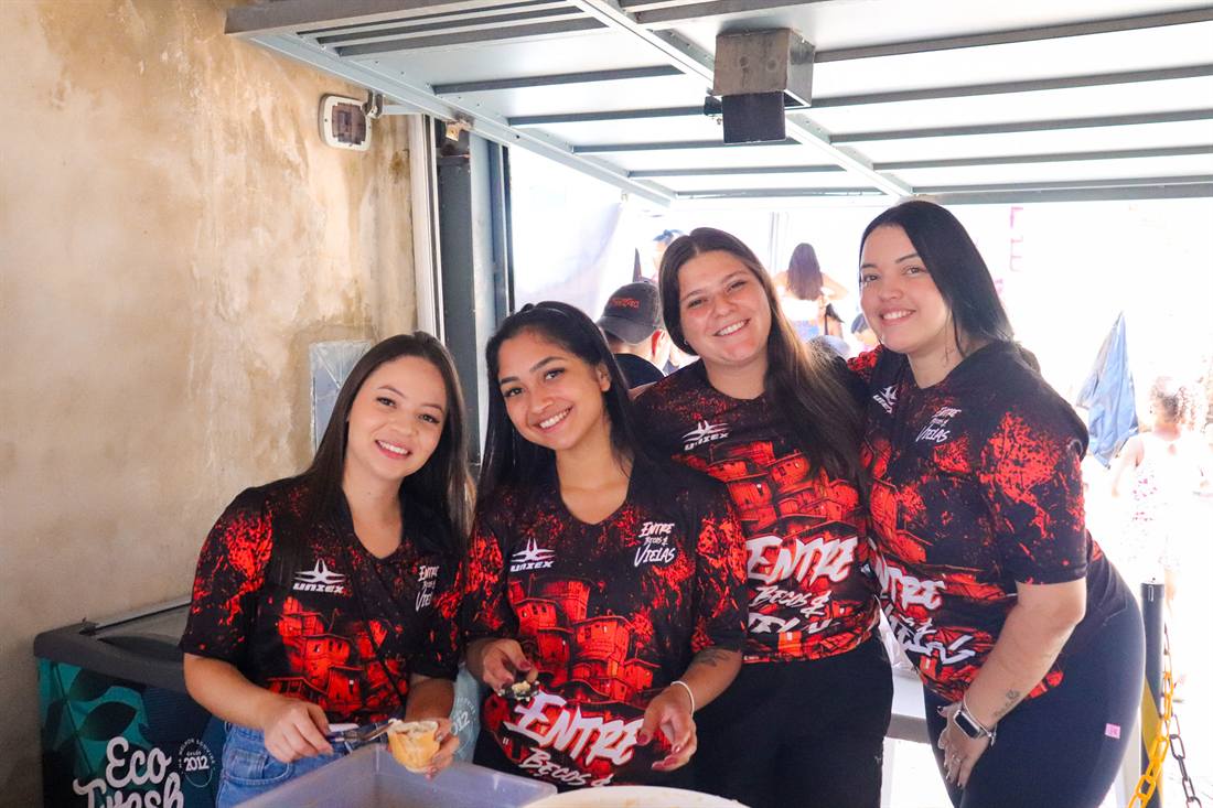 Equipe do projeto sorrindo, vestindo as camisetas do Entre Becos e Vielas.